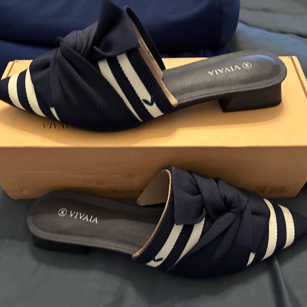 VIVAIA Navy and White Knotted Bow Mules - Picture 5 of 7